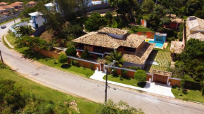 Belíssima Casa com extensa área externa - piscina, sauna, churrasqueira e campo de futebol - com 5 suítes e a 500 metros da Rua das Pedras